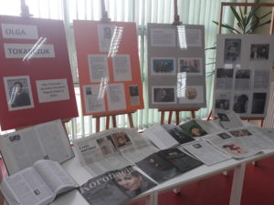 Read more about the article Wystawa poświęcona Oldze Tokarczuk w brzezińskiej bibliotece